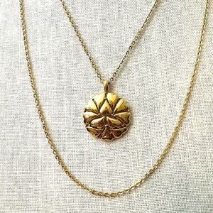 Vintage Crown Trifari Gold Tone Multi-Heart Leaf Pendant Round Tiered Necklace
